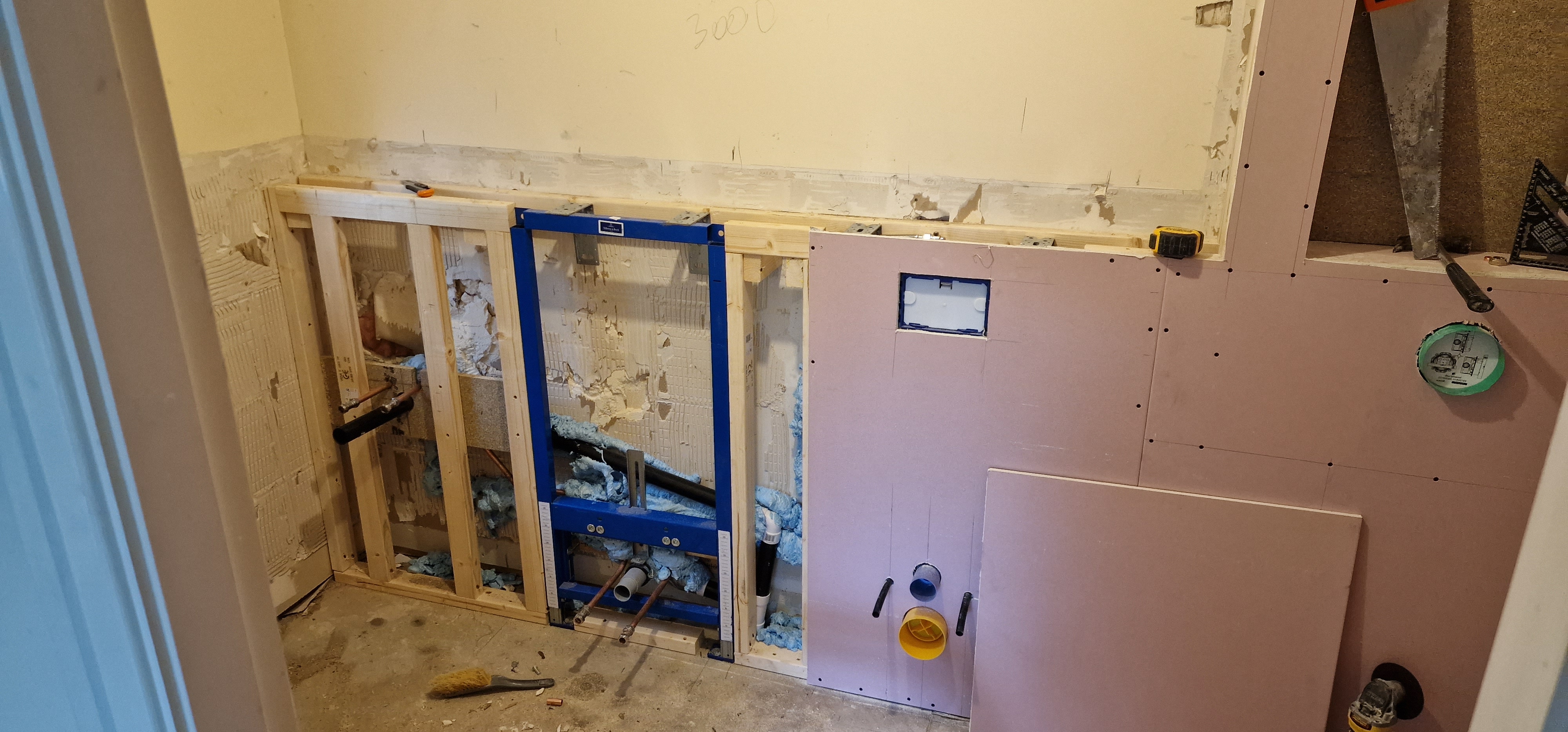 Three-Bathroom House with Wall-Mounted Suites - Image 1