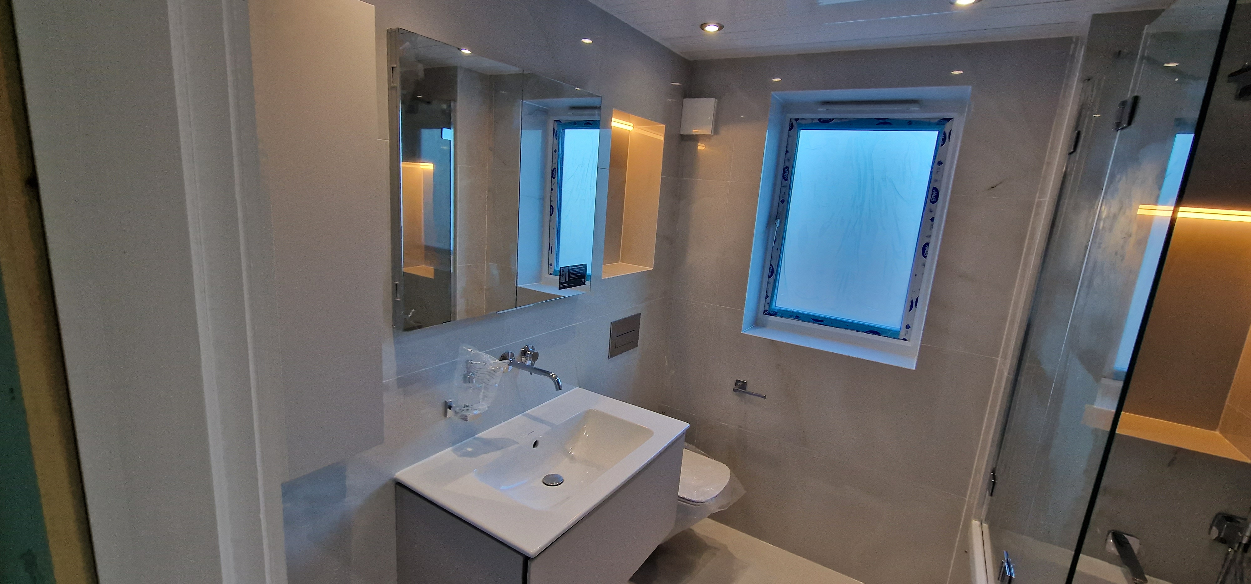 Three-Bathroom House with Wall-Mounted Suites