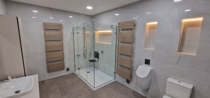 King-Size Bathroom Installation, a Bathroom project by Lateres, Blackburn with Darwen