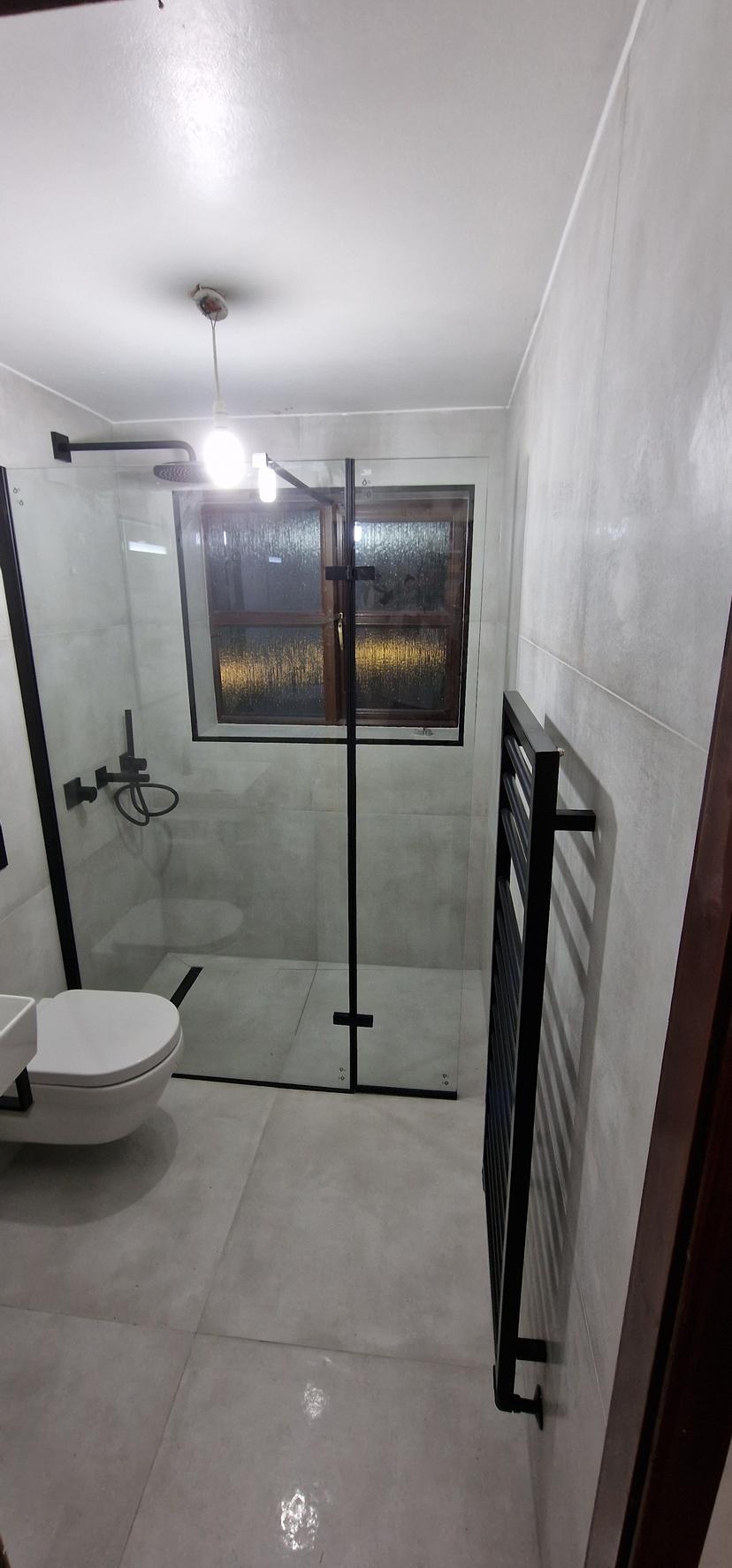 Minimalist Black & White Bathroom Suite, a Bathroom project by Lateres, Blackburn with Darwen